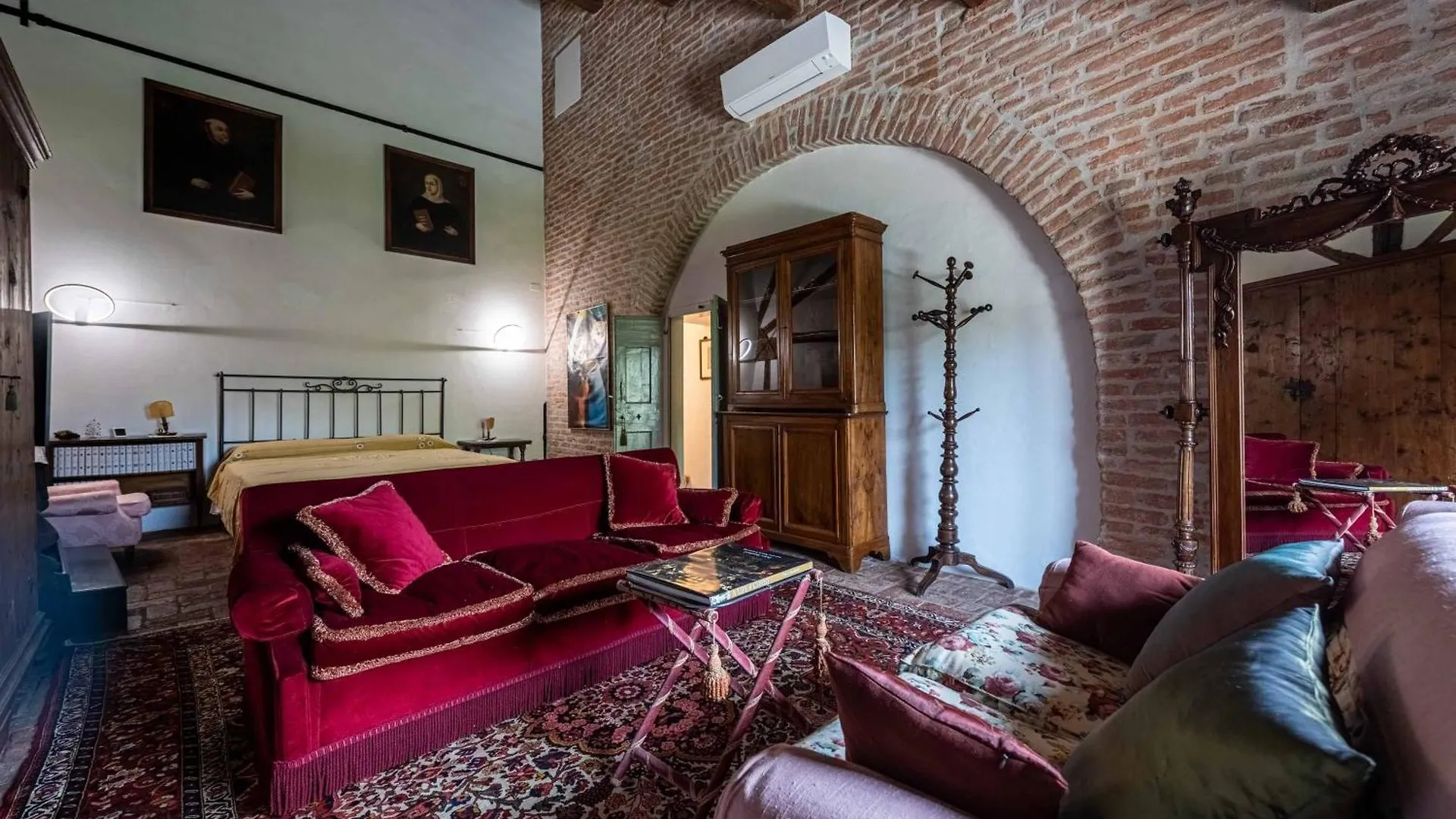 Big Scuderia Country Mansion 5500Squarefeet Villa San Pietro Viminario