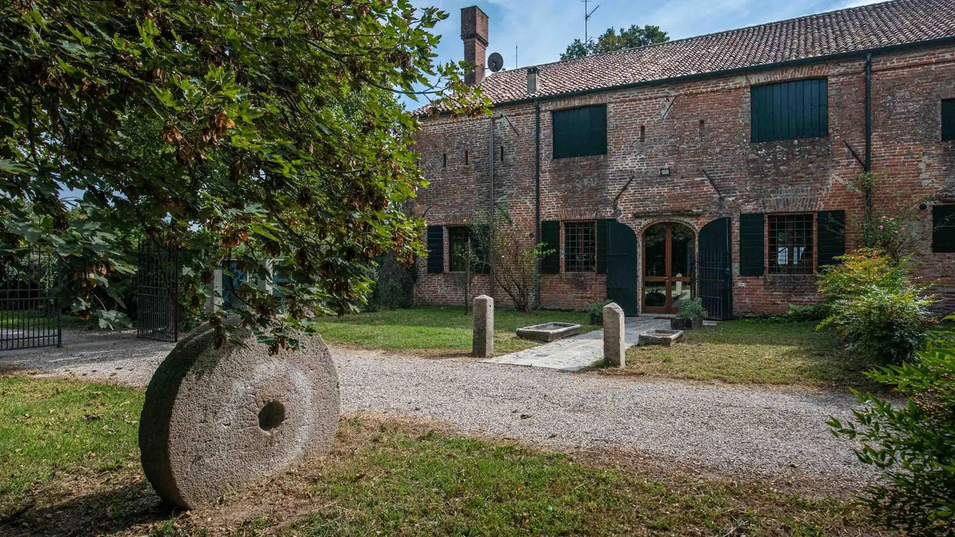Big Scuderia Country Mansion 5500Squarefeet Villa San Pietro Viminario